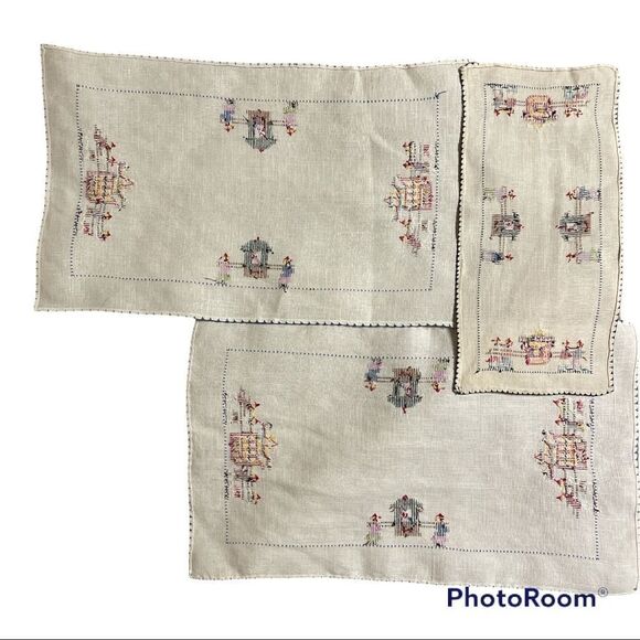 Vintage 60’s Hand embroidered tray cloth Set (of 3) - Picture 8 of 11
